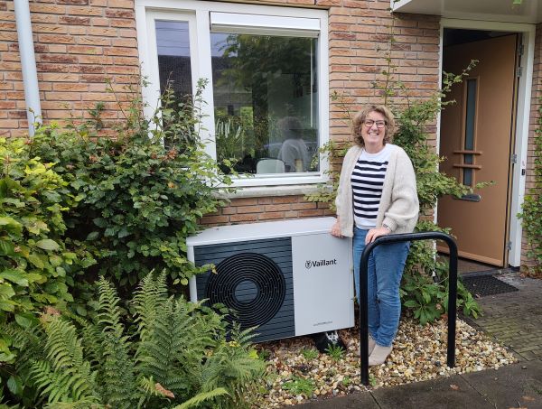 Marianne Grutterink bij haar volledige elektrische warmtepomp